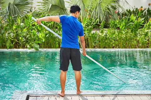 Schwimmbadreinigung